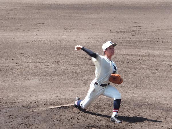 篠山鳳鳴高校軟式野球部のピッチャーが、力強くボールを投げようとしている写真