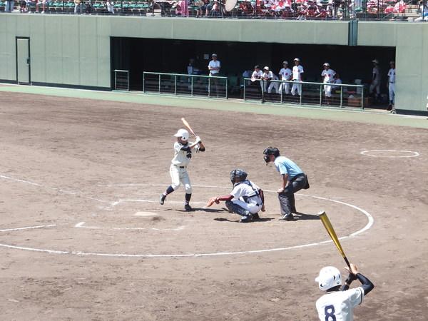 篠山鳳鳴高校軟式野球部のバッターが、ボールがくるのを構えて待っており、その斜め後ろで、次のバッタが―素振りをしている写真
