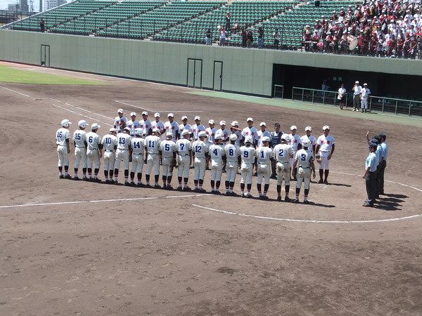 篠山鳳鳴高校軟式野球部の選手と相手チームが、並んで挨拶をしている写真