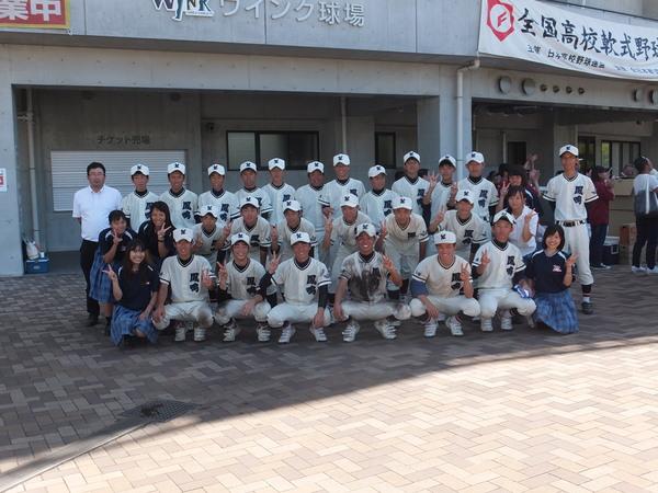 篠山鳳鳴高校軟式野球部の選手が、球場入り口前で、ピースサインをしている集合写真