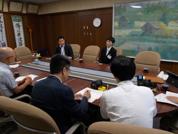 細見 安里（あんり）さんが、市長とお話しして、周りではメモを取っている写真