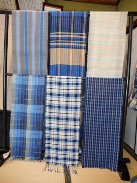 2段に分けて掛けられている青い色味の木綿の布の写真