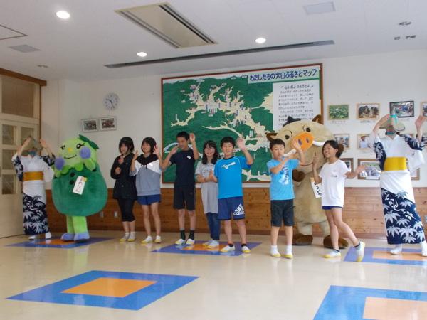 子供たちと浴衣を着た方、マスコットキャラクターが一緒に踊っている写真