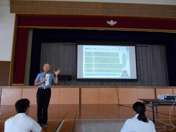 市長がスクリーンに映し出された篠山市の魅力を生かすまちづくりを説明している写真