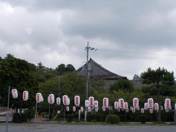 奥に一軒家が建っていて、その手前に50個ほどの沢山の提灯が飾られている写真