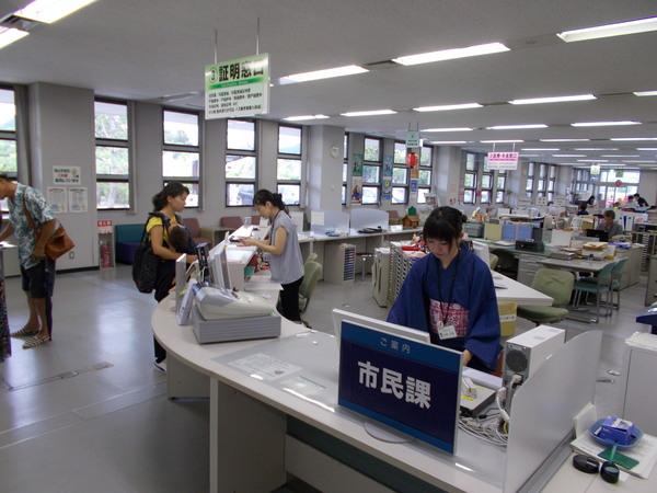 デカンショ祭の日、市民課窓口で涼しげな浴衣姿の女性職員と他の窓口に来られている市民の写真