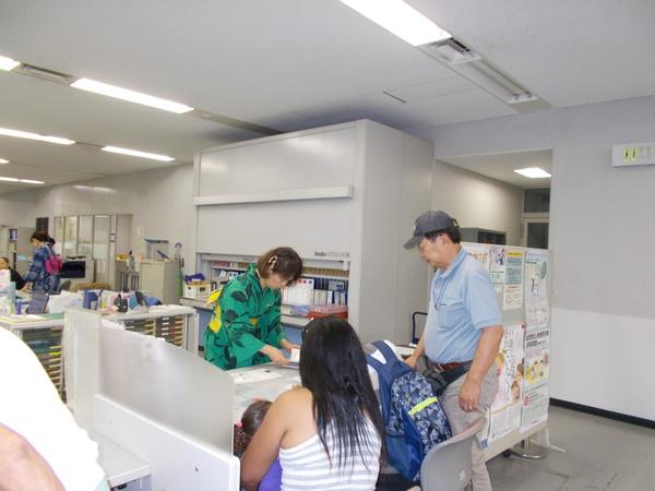 デカンショ祭の日、涼しげな浴衣姿の女性職員が窓口対応している写真