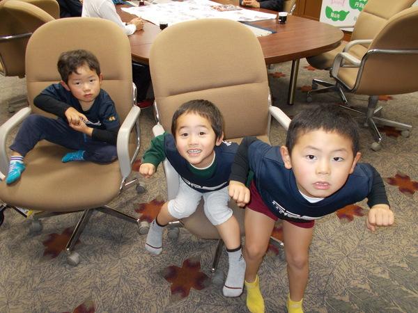 男の子3人が、笑っている写真