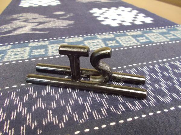 絨毯の上に黒い文鎮が置かれている写真