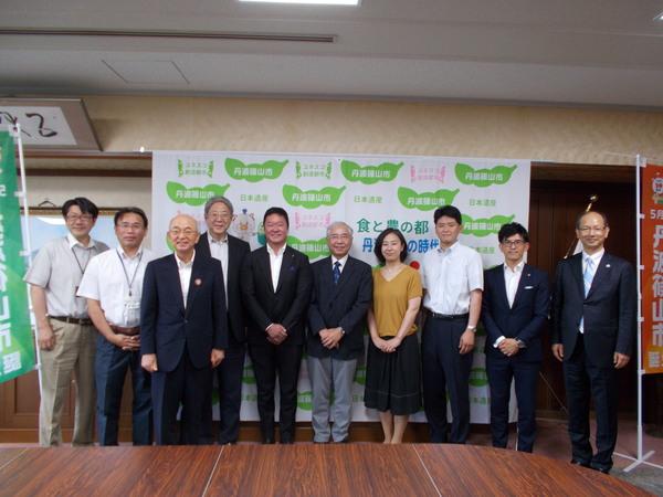 神大自動車部のOB会長、森本 親治さんや神戸トヨペットの西村 公秀社長さんや、市長、その他関係者の集合写真