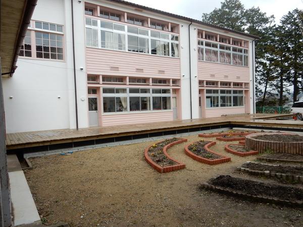 耐震改修工事完成した、校舎の花壇の写真