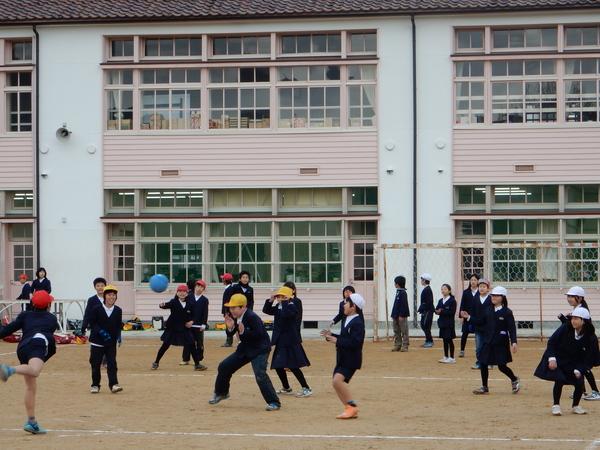 篠山小学校の校庭で、ボールを使って元気よく遊ぶ小学生の写真