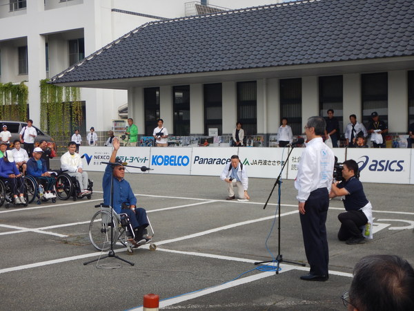 車いすに乗った選手が選手宣誓をしている