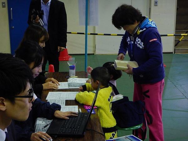 親子で受付に来られて説明を聞こうとしている写真