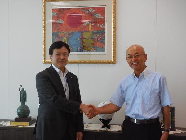 畑社長と市長が握手をして笑顔で写っている写真