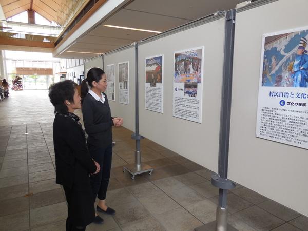 「荘園文化パネル展」を女性2人が見ている様子の写真