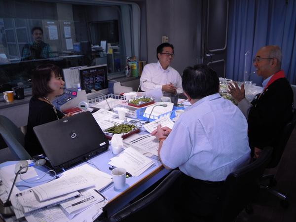 ラジオの収録室で楽しそうに話をする、市長、三上 公也さん、池田 奈月さん、田辺 眞人さんの写真
