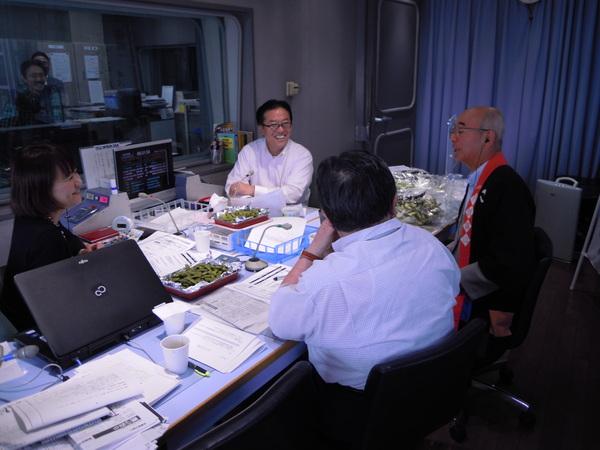 市長が話をしているのを、笑顔で見ている三上 公也さん、池田 奈月さん、田辺 眞人さんの写真