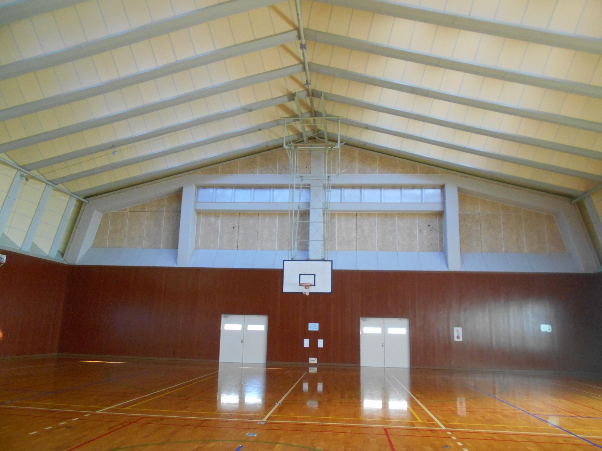 改修したB&G体育館内部の写真