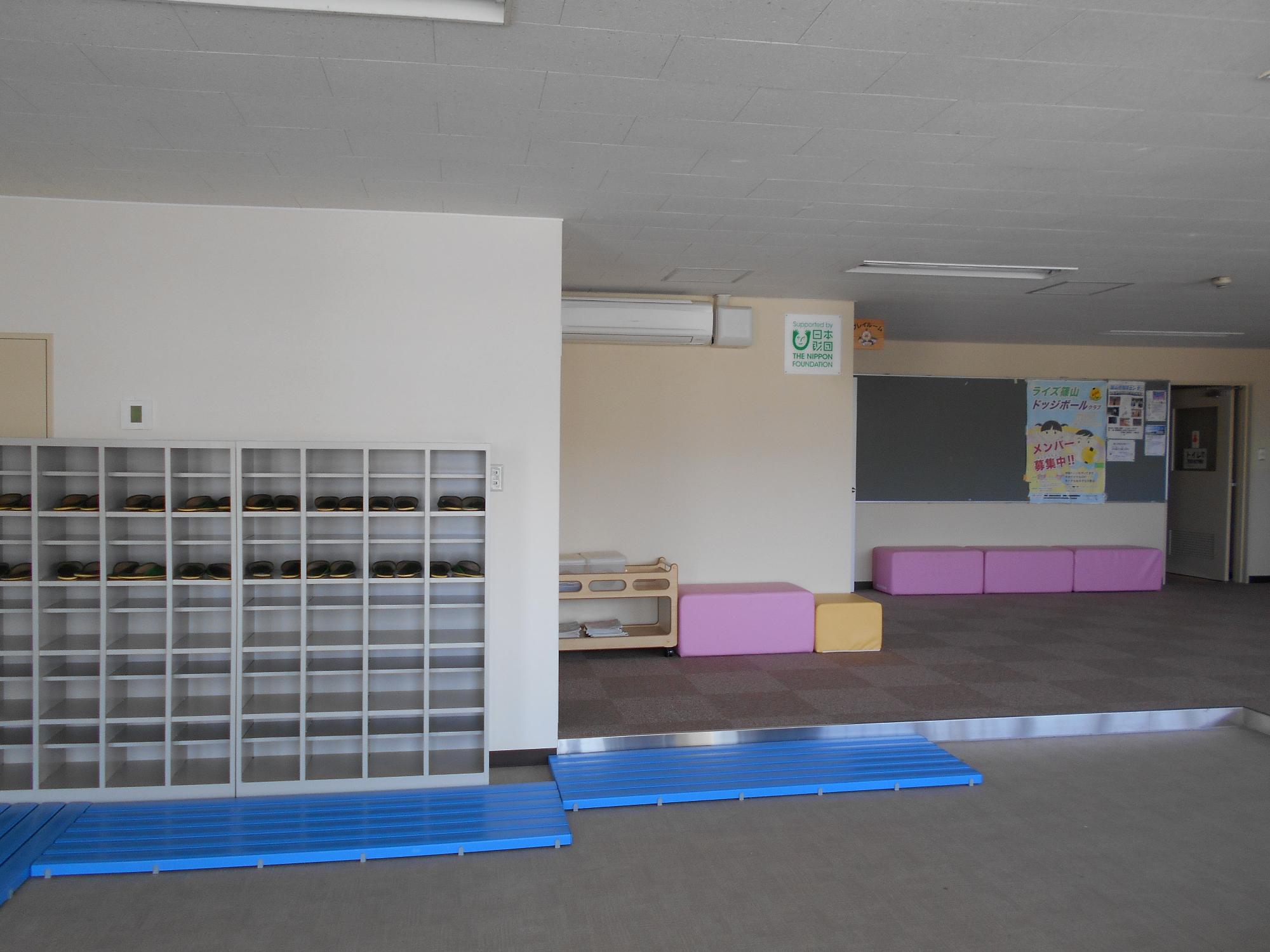 改修したB&G体育館の下駄箱写真