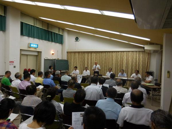 市長がマイクを持ち、市民の皆さんの前で意見を述べている写真