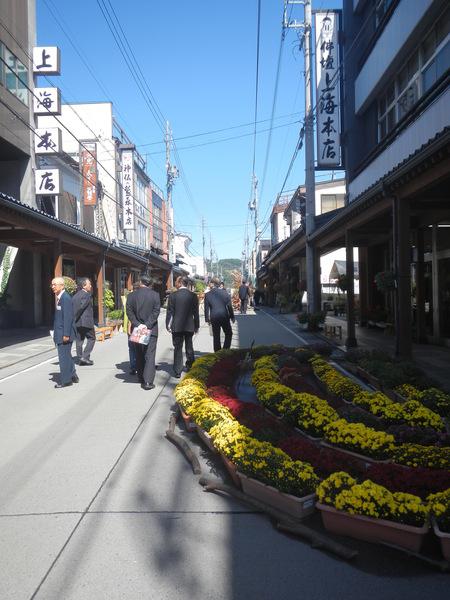 市長や関係者が長野県飯山市の街並みを視察している様子の写真