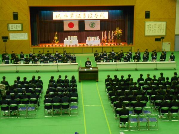 篠山東中学校卒業式にて生徒が座り、代表が挨拶している上から見た写真