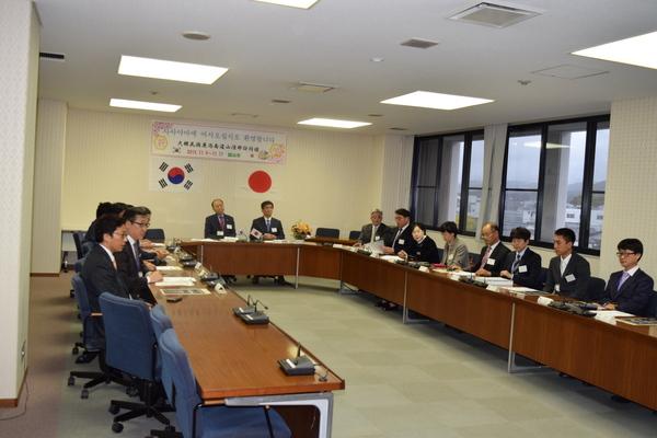 韓国の訪問団と篠山市職員が机に向かい合って座っている写真