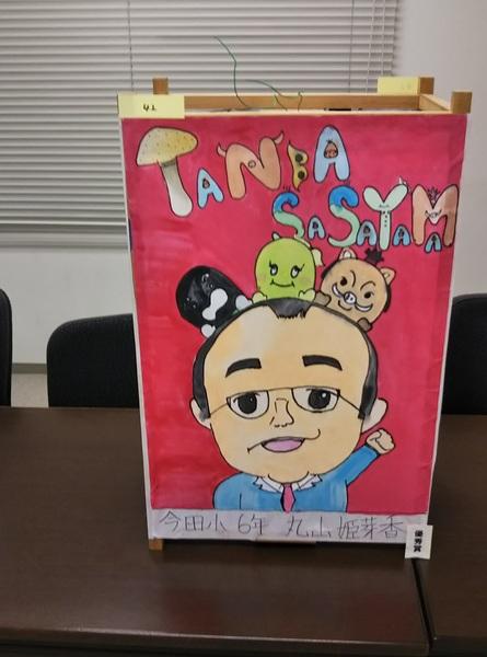 市長とイメージキャラクターが描かれた作品の写真