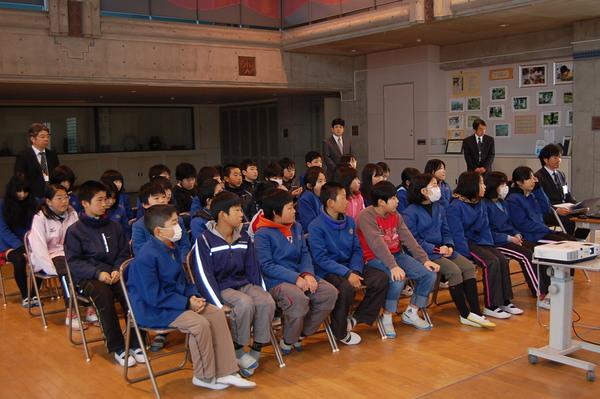 椅子に座っている6年生の児童40人が右前方を注目している様子の写真