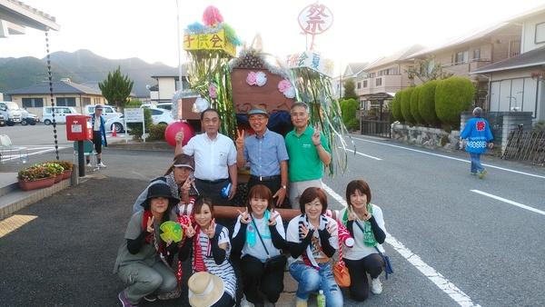 神輿の前で市長と男性2名、6名の住吉台の女性の集合写真