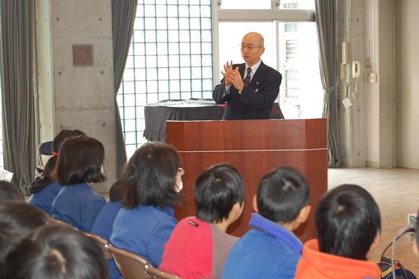 市長が6年生の児童に話をしている様子の写真