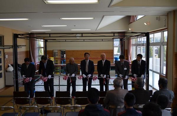 リングの前で畑地区にボクシングジム完成祝いで6名と市長がテープカットする写真