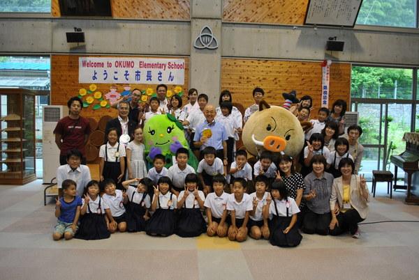 市長がメダルを首にかけ生徒全員と記念撮影写真