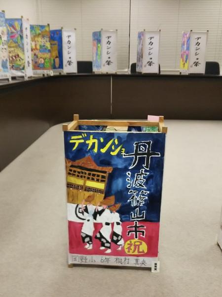 お祭りで踊っている絵を描いた作品の写真