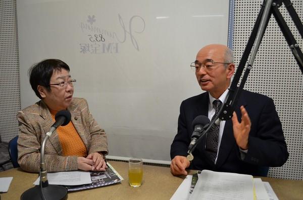 市長が宝塚の中川智子市長と一緒にラジオに出演してお話している写真