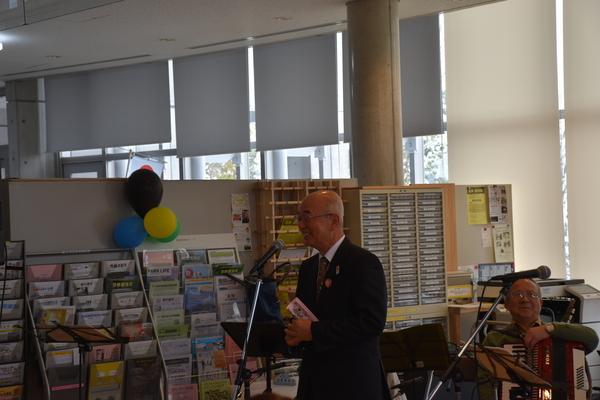 アコーディオンの演奏に合わせて市長が歌を歌っている写真