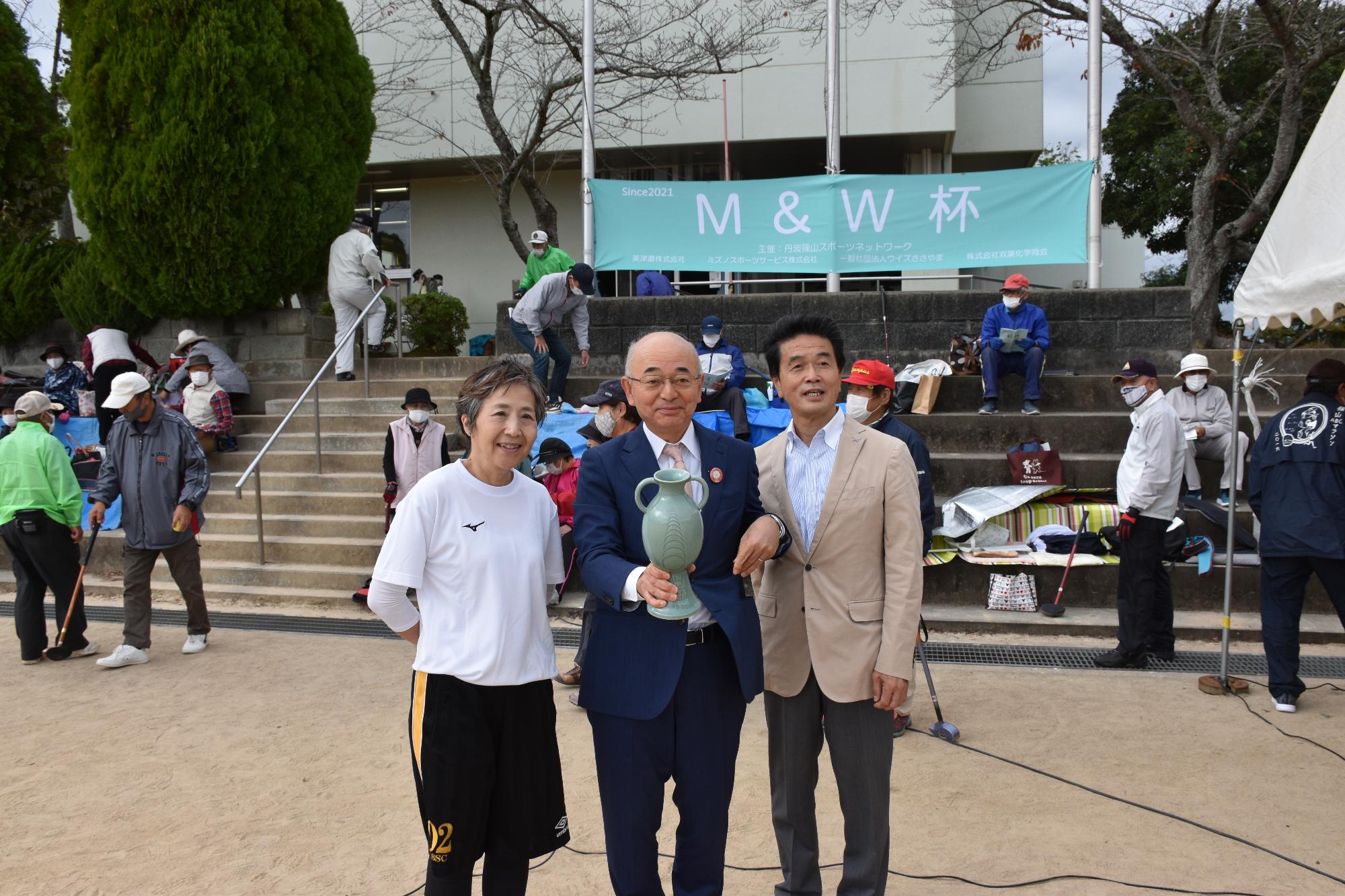 ホールインワンの記念カップを持った市長と関係者の方の記念撮影