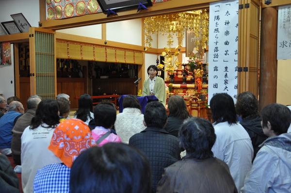 高蔵寺観音もみじ祭にて、女性がマイクで話しているのを聞いている多くのお客様の写真