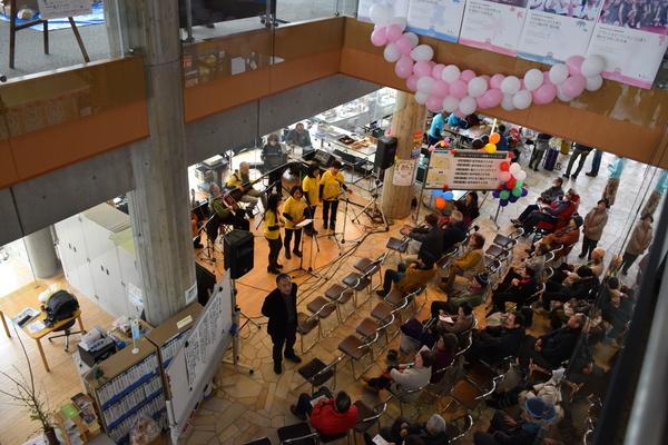 演奏に合わせて歌を歌っているのを、観客が見ている様子を上から撮影している写真