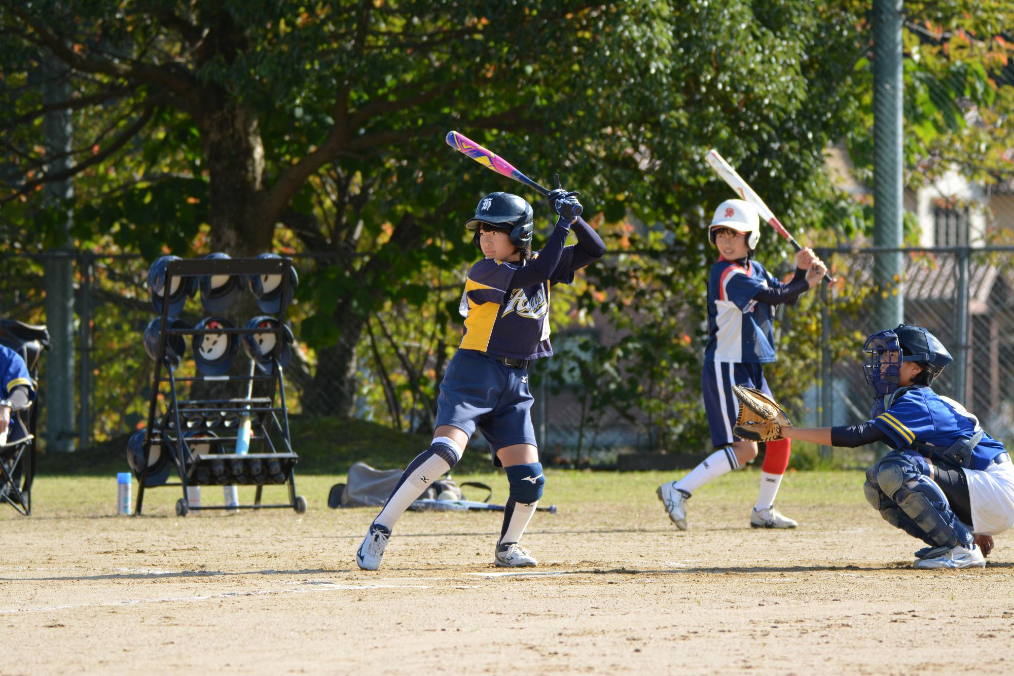打者がボールを打とうとしている