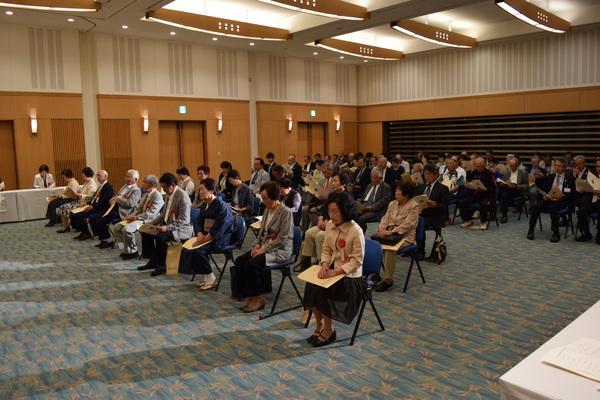 受賞者の方が席に座っている様子を左斜め前から写した全体写真