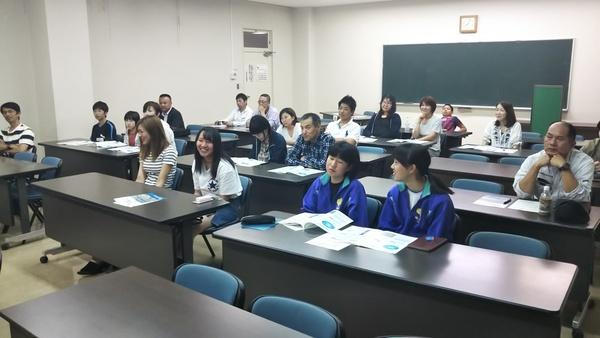 城東公民館で意見交換会に参加した小学生、中学生やその保護者が椅子に座っている写真