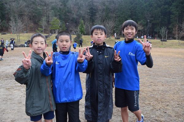 男の子4人がピースしている写真