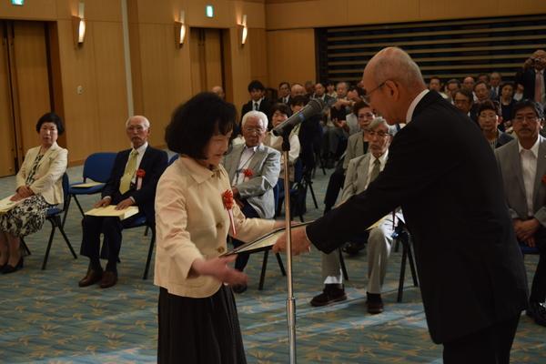 受賞者の女性が市長より表彰を授与している写真