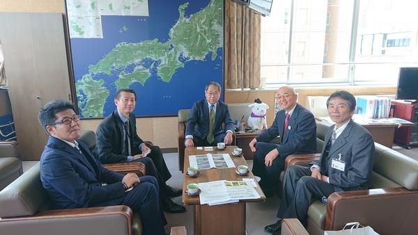 黒川局長さんが中央の椅子に座っており、その右隣りに市長が座っている様子の写真