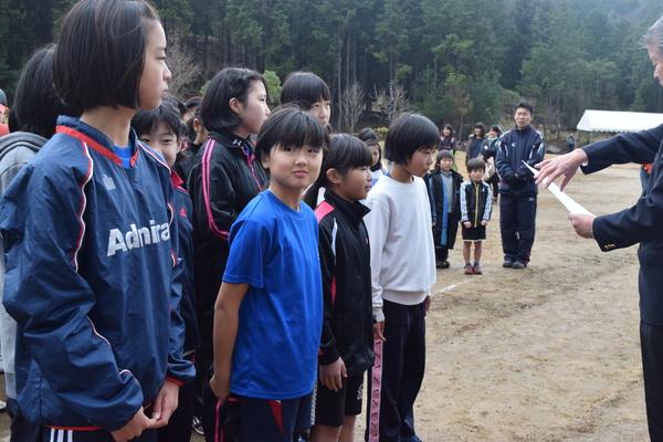 「多紀ランナーズJr．Girls」の皆さん  が優勝して表彰されている写真