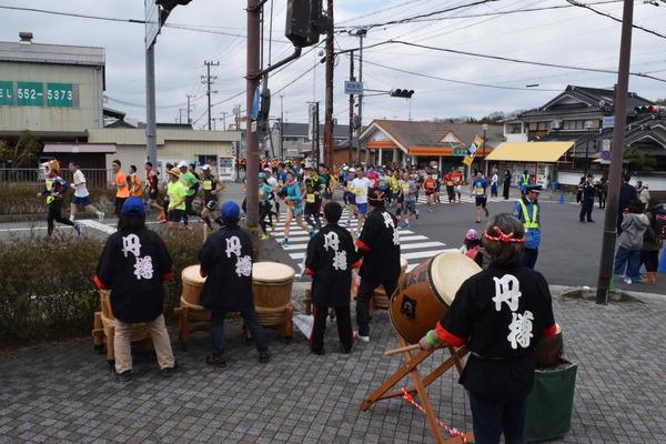 ランナーを応援しようと、法被を着て、和太鼓を叩いている写真