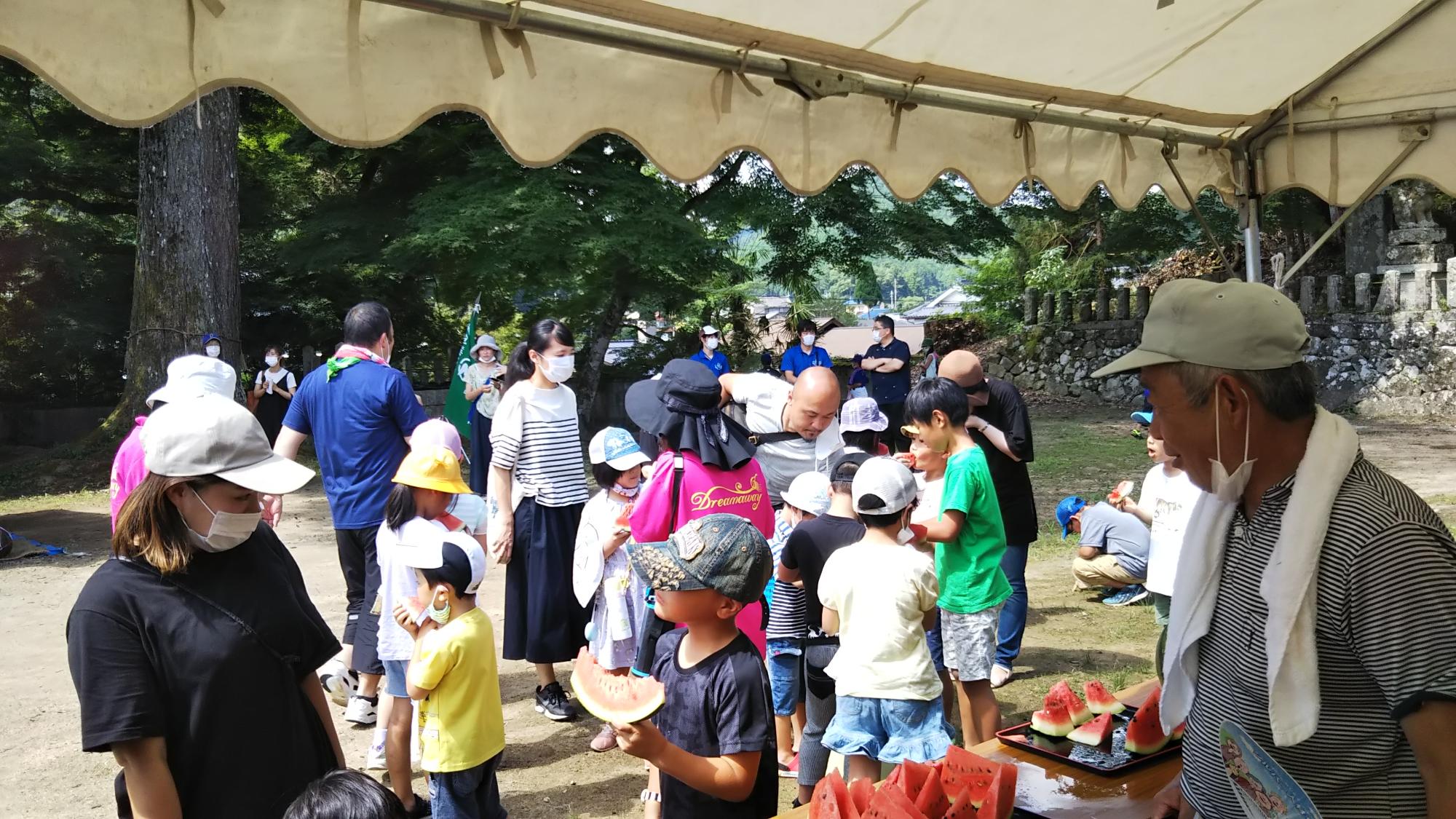 スイカを食べるこどもたち