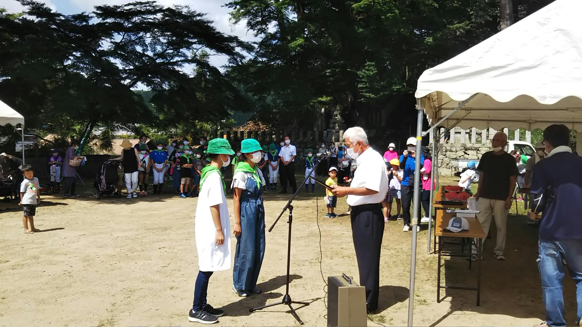 表彰を受ける緑の少年団のこども二人